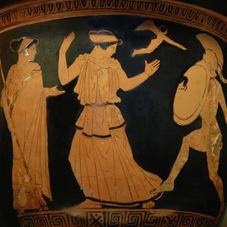 Peintre de Ménélas (vase éponyme) Ménélas a l'intention de tuer Hélène mais, frappé par sa beauté, il lâche son épée. Un Éros volant et Aphrodite, à gauche d'Hélène, regardent la scène. Détail d'un cratère attique à figures rouges, 450-440 av. J.-C., déco