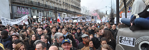 PARIS MARCHE LA TÊTE EN BAS