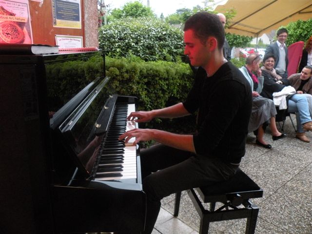 QUELQUES CONSEILS UTILES  AUX ÉLÈVES HUISSIERS  De Lydie Salvayre