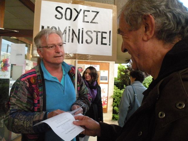 À MON ÂGE JE ME CACHE  ENCORE POUR FUMER De Rayhana