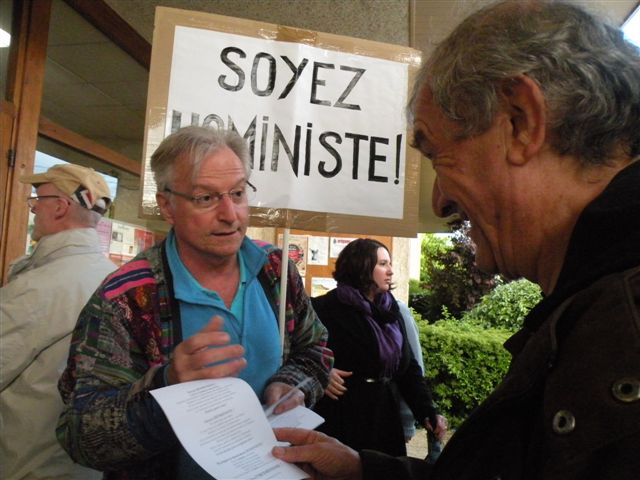 À MON ÂGE JE ME CACHE  ENCORE POUR FUMER De Rayhana