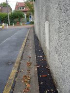 Encore de l’imperméable noir
